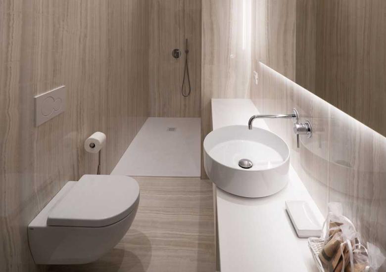 Bagno moderno con lavabo a bacinella e doccia a filo pavimento.