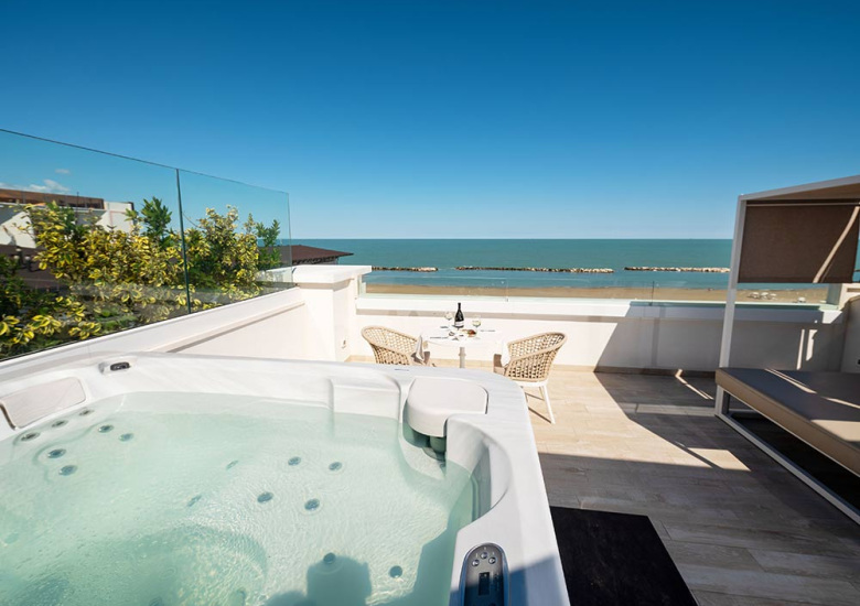 Terrazza con vasca idromassaggio e vista mare, perfetta per rilassarsi.