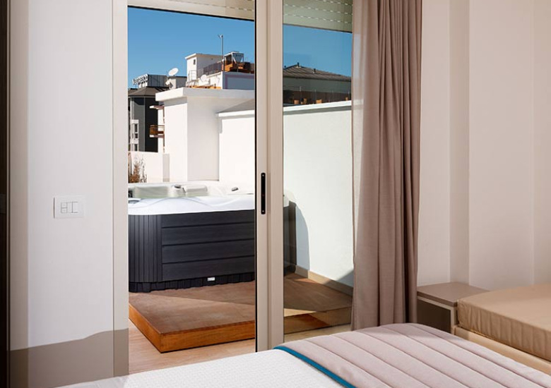 Camera da letto con accesso a terrazza con vasca idromassaggio.